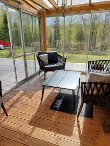 Posezení v ubytování Gula Stugan Rönnäs Skogsväg