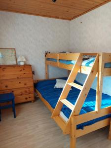 Postel nebo postele na pokoji v ubytování Gula Stugan Rönnäs Skogsväg