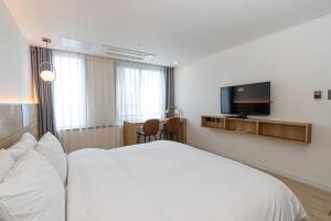 TV a/nebo společenská místnost v ubytování Hotel The Grang Jungmun