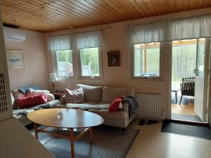 Posezení v ubytování Gula Stugan Rönnäs Skogsväg