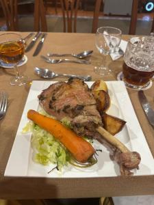 un plato de comida con carne y verduras en una mesa en Cross Keys Hotel Chatteris en Chatteris