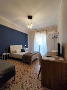 una camera da letto con un letto e un tavolo in una stanza di Luma casa Vacanze Cefalù a Cefalù