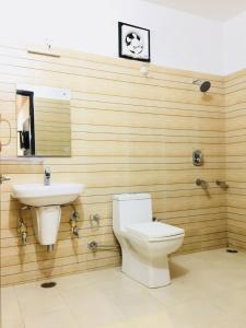 łazienka z toaletą i umywalką w obiekcie Goroomgo Hotel Dalhousie Grand Banikhet Near Mata Jawala Temple - Luxury Stay - Excellent Service - Parking Facilities w mieście Banikhet