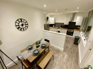 una cucina e una sala da pranzo con tavolo e sedie di Spacious 2 Bed Private Apartment with sofabed in the Centre of Low Fell, Gateshead! a Ravensworth