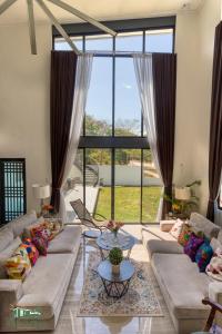 sala de estar con sofás y ventana grande en Adora's Place en Corón