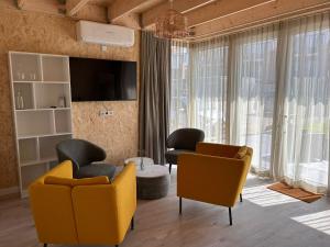 - un salon avec deux chaises et une télévision dans l'établissement Table d'Hôte Teune & Janna, à Zoutelande