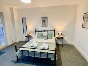 RavensworthにあるSpacious 2 Bed with sofabed in the Centre of Low Fell, Gateshead!のベッドルーム1室(ベッド1台、ナイトスタンド2台付)