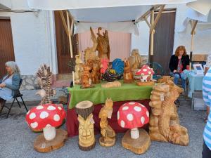 una mesa con setas de madera con una mujer en Kitsch apartment, en Rasquera