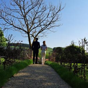 um homem e uma mulher a caminhar por um caminho em Sauerland Tinyworld em Diemelsee
