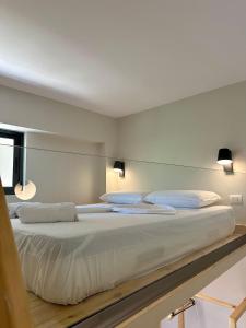 Un pat sau paturi într-o cameră la Bora Rooms