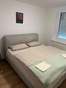 Una cama o camas en una habitación de Stuttgart-Mitte