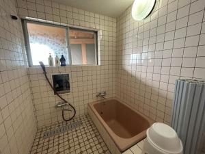 にあるHakuigun - House - Vacation STAY 14920のバスルーム(バスタブ、トイレ付)、窓が備わります。