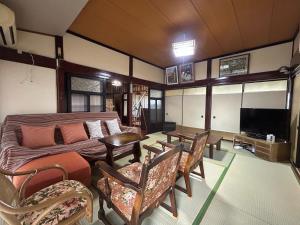 sala de estar con cama y TV en Hakuigun - House - Vacation STAY 14920, 