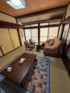 sala de estar con sofá y mesa en Hakuigun - House - Vacation STAY 14920, 