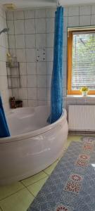 bagno con vasca e tenda doccia blu di Sweet Home a Koknese