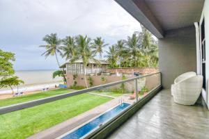 balkon z widokiem na plażę w obiekcie Golden Pearl Tangalle Beach New w mieście Hambantota
