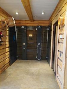 duży pokój z prysznicem w domu w obiekcie Kuuse metsamaja 