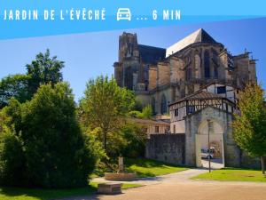 eine alte Burg auf einem Hügel mit den Worten London de Leverne in der Unterkunft Le LENNON - Centre Ville T2 - Rez-de-chaussée in Limoges