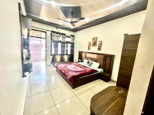 um quarto com uma cama e um tecto em Goroomgo Sahara Inn Dalhousie - Luxury Room - Excellent Customer Service Awarded - Best Seller em Banikhet
