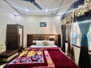 um quarto com uma cama grande e um sofá em Goroomgo Sahara Inn Dalhousie - Luxury Room - Excellent Customer Service Awarded - Best Seller em Banikhet