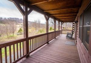 Balcone o terrazza di Balk Oasis, Mountain Views,Rustic, HotTub