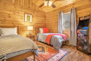 una camera da letto con un letto singolo e un videogioco di Balk Oasis, Mountain Views,Rustic, HotTub a Stanley