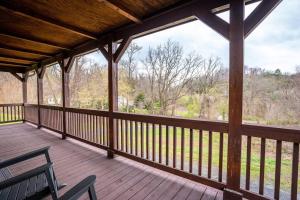 una veranda coperta con una panchina di Balk Oasis, Mountain Views,Rustic, HotTub a Stanley
