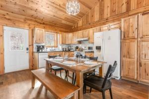 Cucina o angolo cottura di Balk Oasis, Mountain Views,Rustic, HotTub
