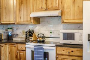 Cucina o angolo cottura di Balk Oasis, Mountain Views,Rustic, HotTub