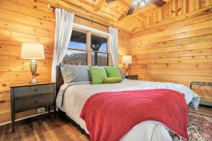 Letto o letti in una camera di Balk Oasis, Mountain Views,Rustic, HotTub