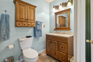 un bagno con un water, un lavandino e uno specchio di Balk Oasis, Mountain Views,Rustic, HotTub a Stanley Altre 30 foto