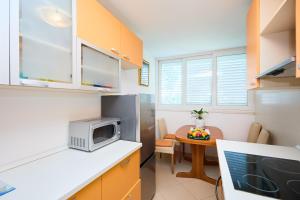 Kuchyňa alebo kuchynka v ubytovaní Apartment Promenada- 4pax with Parking