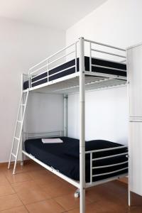 מיטה או מיטות קומותיים בחדר ב-JJs Yard 2