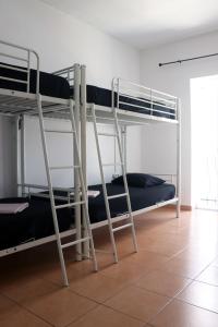 מיטה או מיטות קומותיים בחדר ב-JJs Yard 2