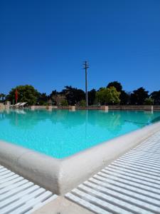 une piscine d'eau bleue vide dans l'établissement Tenuta I Quattro Venti, à Otrante