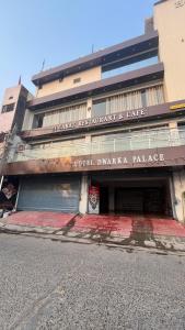 - un bâtiment avec un panneau indiquant l'hôtel durango dans l'établissement Hotel dwarka palace, à Darbhanga
