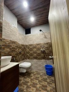 Hotel dwarka palace في Darbhanga: حمام مع مرحاض ومغسلة