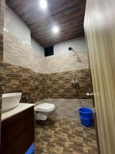 Hotel dwarka palace في Darbhanga: حمام مع مرحاض ومغسلة
