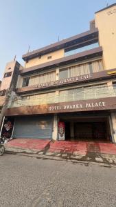 un bâtiment avec l'entrée avant d'un bâtiment dans l'établissement Hotel dwarka palace, à Darbhanga