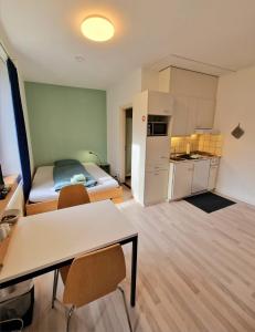 Habitación con mesa y sillas. en Casa Maria Apartments en Solothurn
