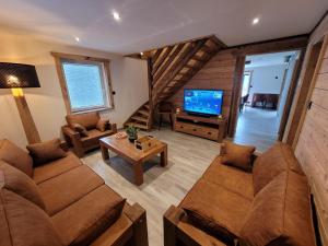 a living room with a couch and a table at A l'air de Storck - Gîte de montagne 4 étoiles 6-8 personnes in Storckensohn