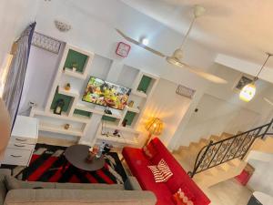 - un salon avec un canapé et une table dans l'établissement Good house, à Cotonou