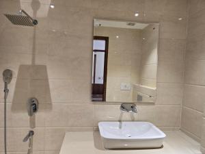 een badkamer met een wastafel en een spiegel bij MBS BANQUETS in Amritsar