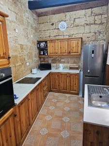 Кухня или кухненски бокс в Nice House of caractere in Qormi