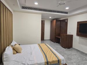 1 dormitorio con 1 cama y TV de pantalla plana en MBS BANQUETS en Amritsar