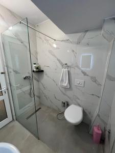 Ένα μπάνιο στο Skerdi’s Apartment - City Center +7 φωτογραφίες