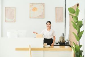 uma mulher atrás de um balcão na cozinha em Seapearl of Alona em Panglao City mais 33 fotografias