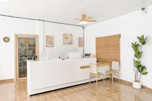 um escritório branco com um balcão e cadeiras brancas em Seapearl of Alona em Panglao City