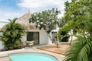 uma villa com uma piscina e uma casa em Seapearl of Alona em Panglao City