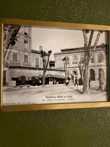una imagen en blanco y negro de un edificio en Hôtel Abalone - Centre Gare, en Nimes